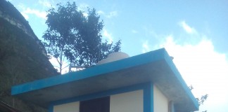 Letrinas sólo para los que pueden subir las gradas